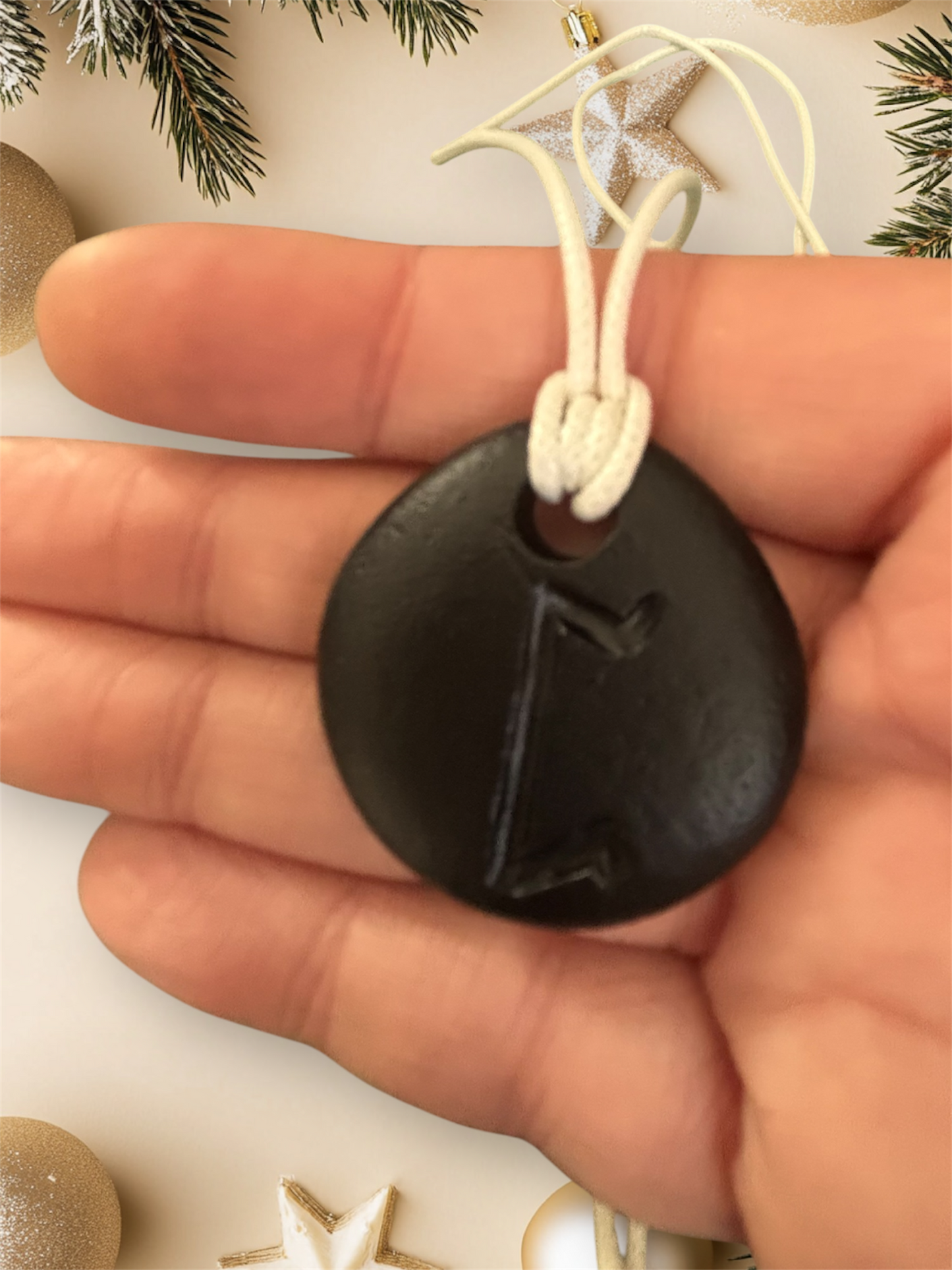 Pendentif en Pierre Naturelle Noire avec Rune Gravée Perthro et Cordon Blanc Ajustable