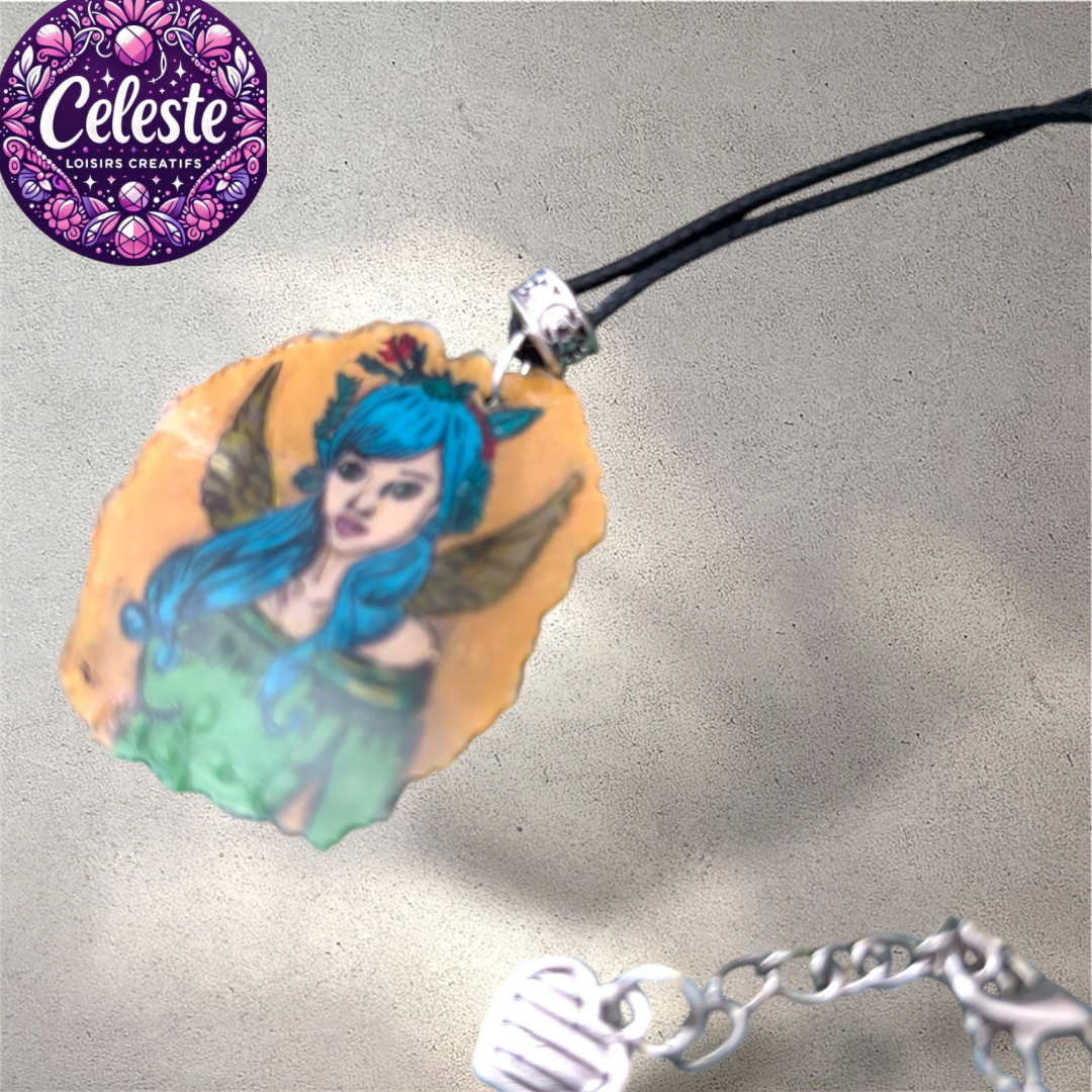 Pendentif Fée Dessiné à la Main - Collier Artisanat